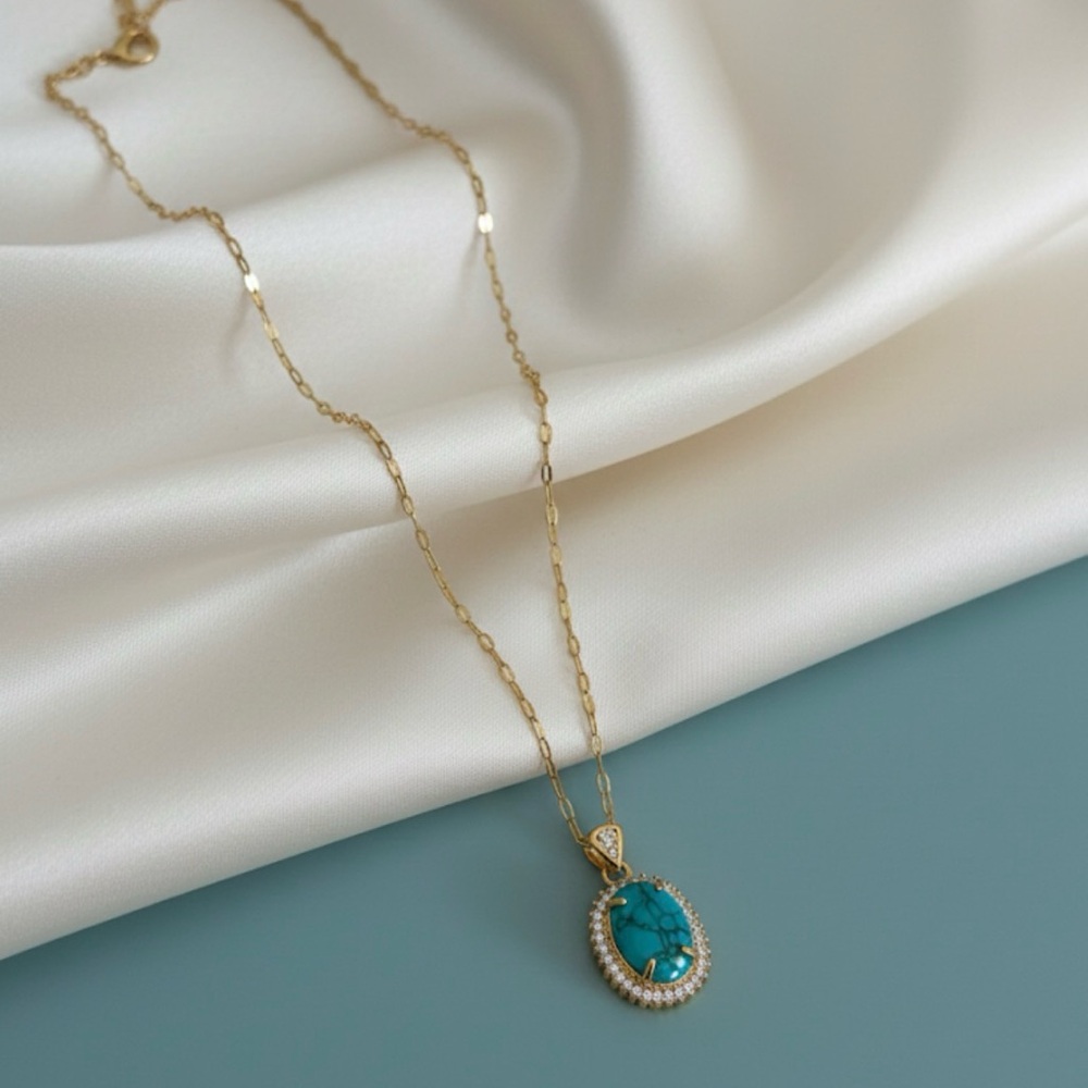 Elegant Gold and Turquoise Pendant Necklace